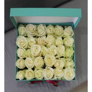 Белые розы 31шт в подарочной коробке!
